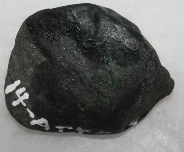 【多利多赌石】莫弯基场口 黑乌纱皮翡翠原石色料 重 0.9kg