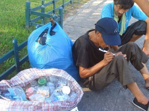 乞丐 捡垃圾图片