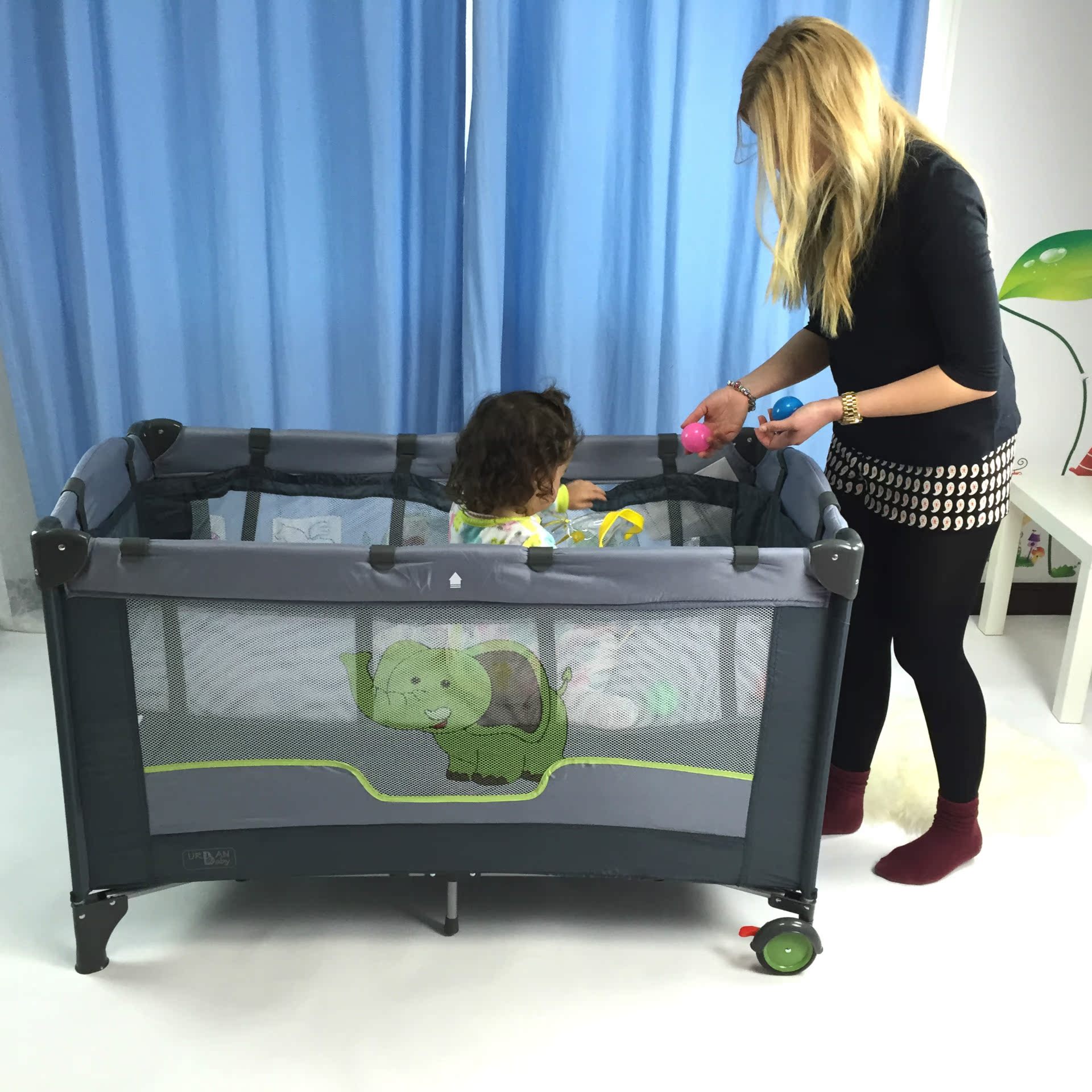 批发欧式环保婴儿床,儿童游戏床,可折叠便捷式带轮子宝宝床