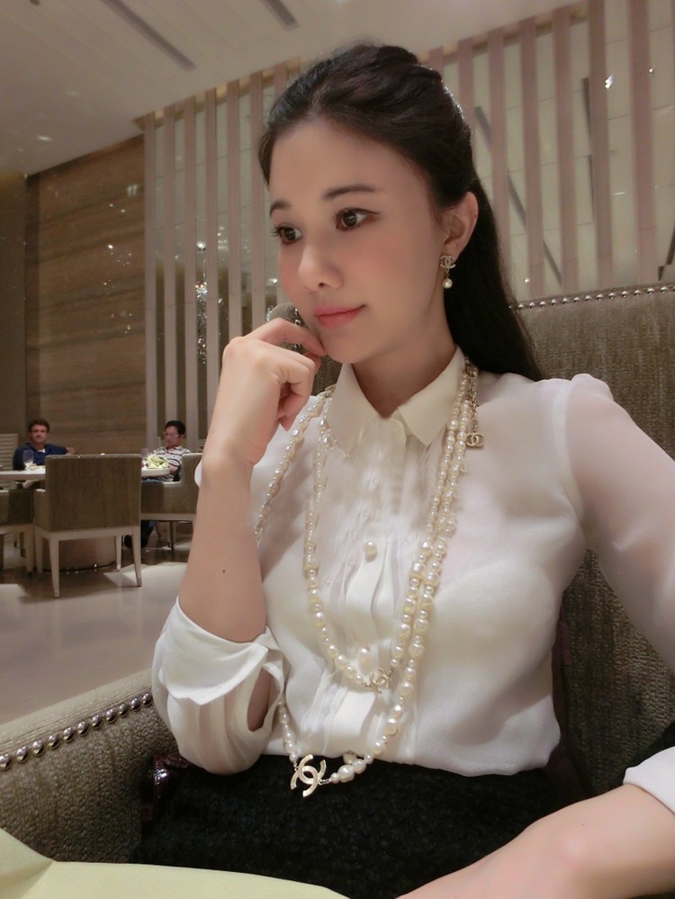 刘钰懿 2015春装新款气质白色真丝珍珠纽扣衬衣翻领长袖衬衫