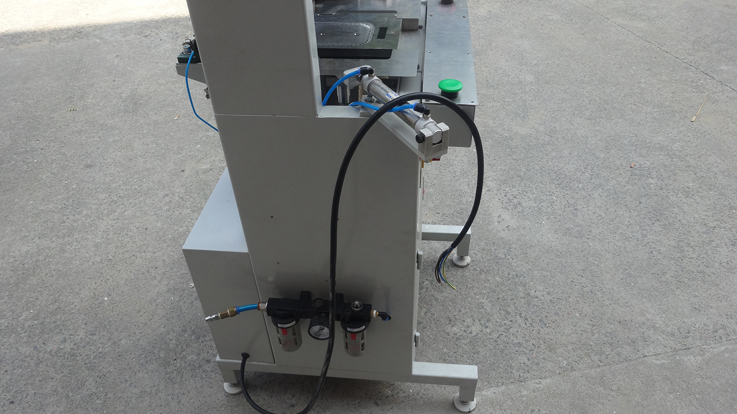 本机为服装生产设备,适用于服装及其它软性面料的口袋类形状褶烫定型