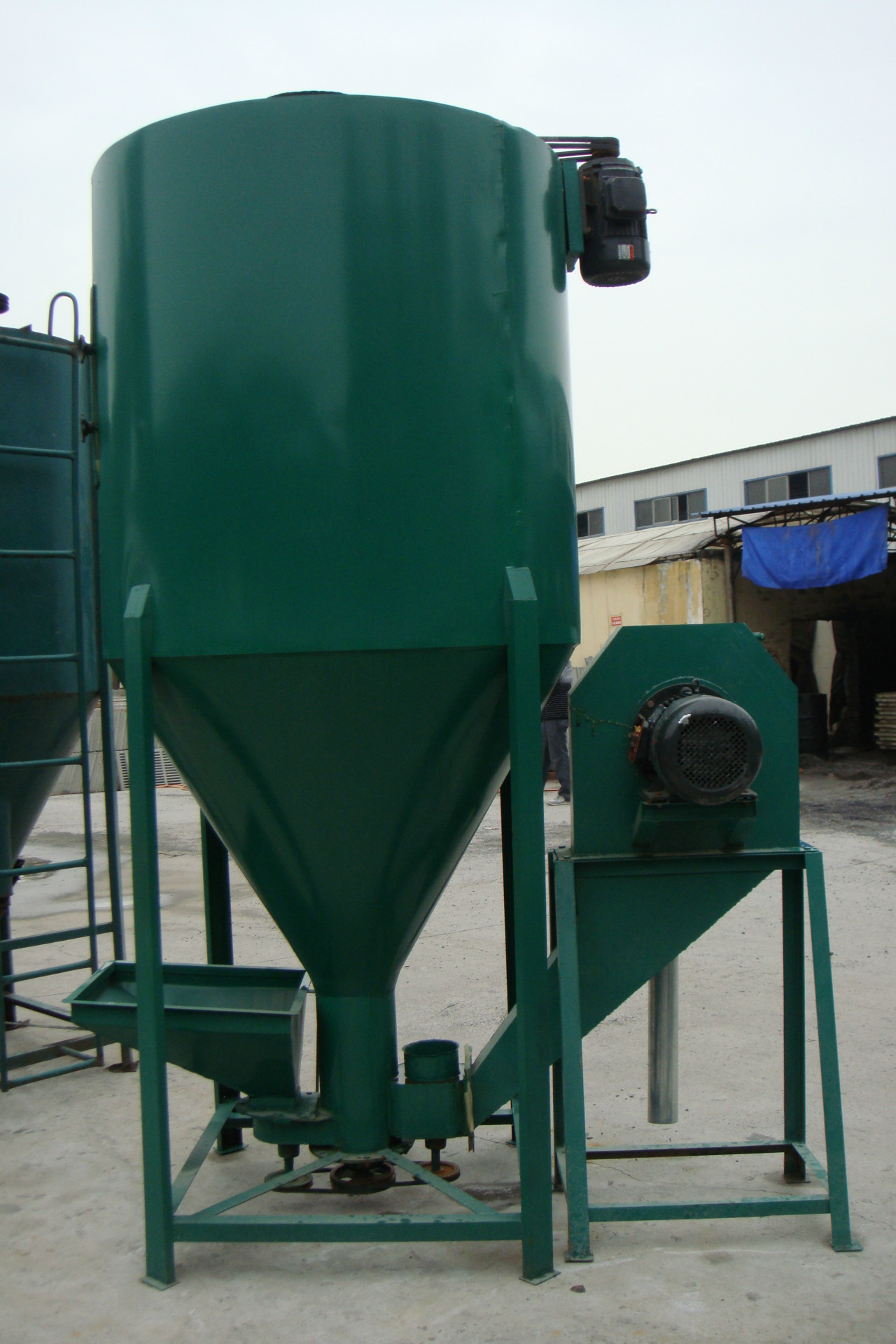 厂家供应 鸡饲料粉碎搅拌一体机|立式猪饲料混合机