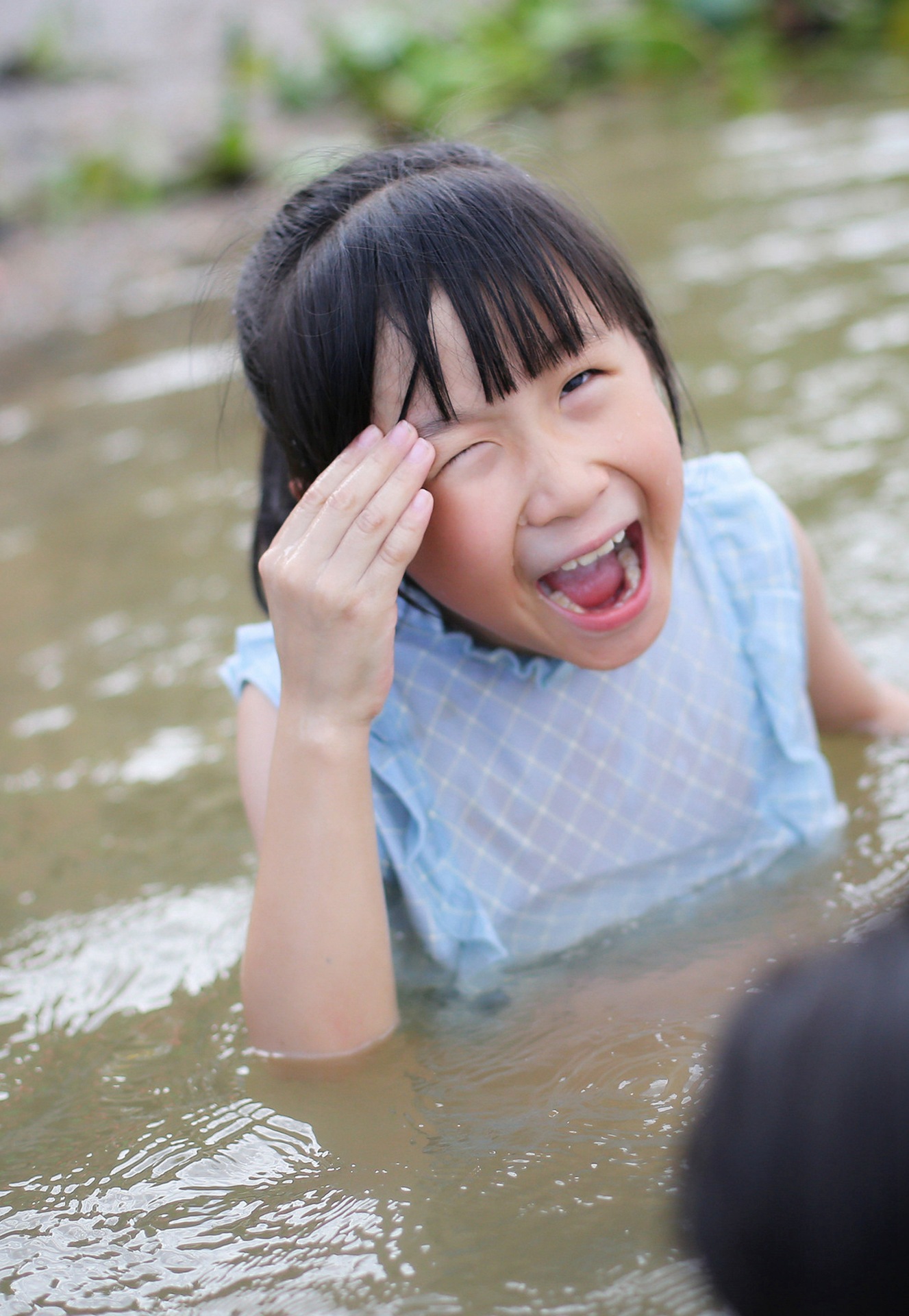 天气这么热,带孩子们去水里爽一爽