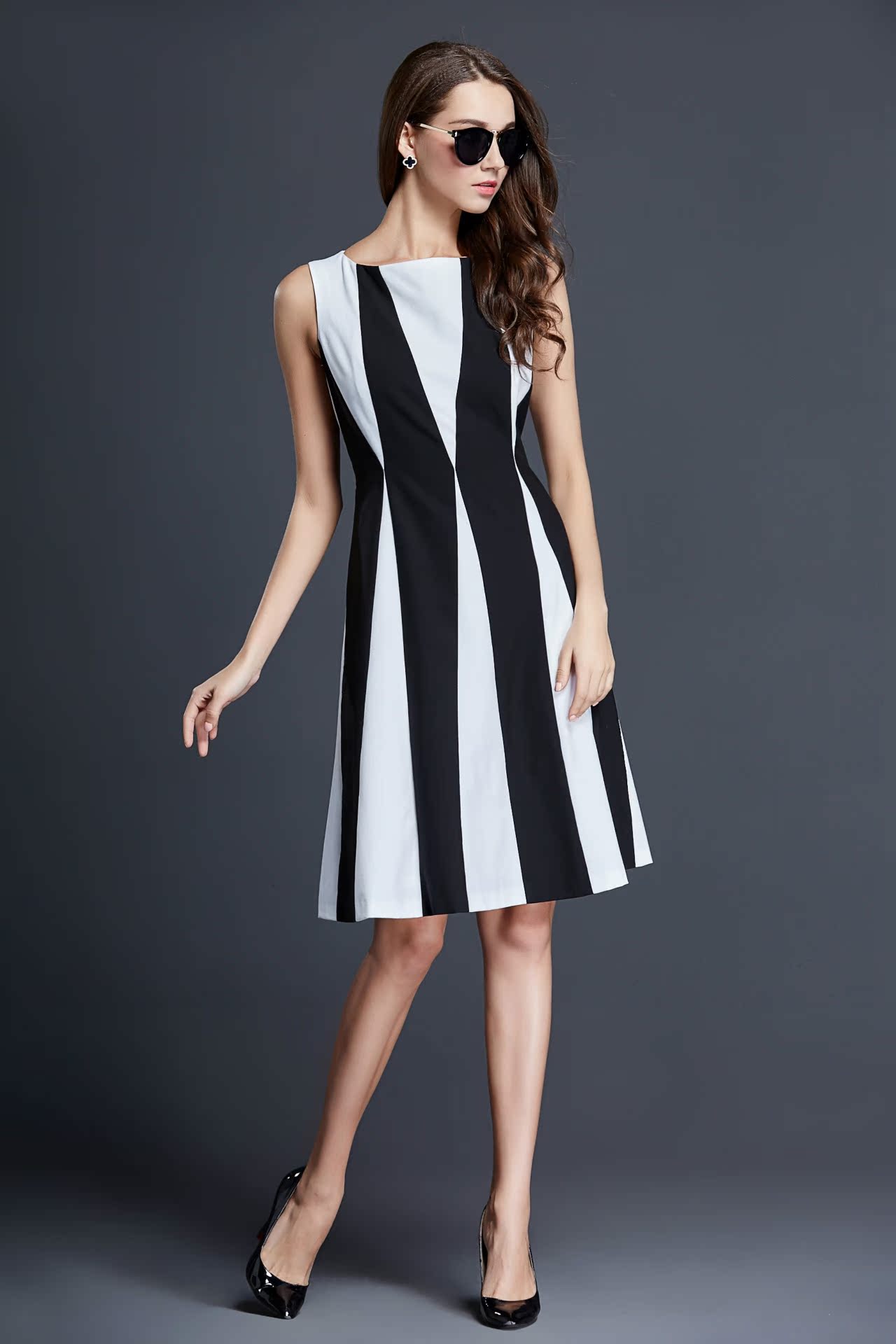 菲语2015夏新款女装 欧洲站显瘦无袖中腰连衣裙 纹女裙 退货需扣除1.