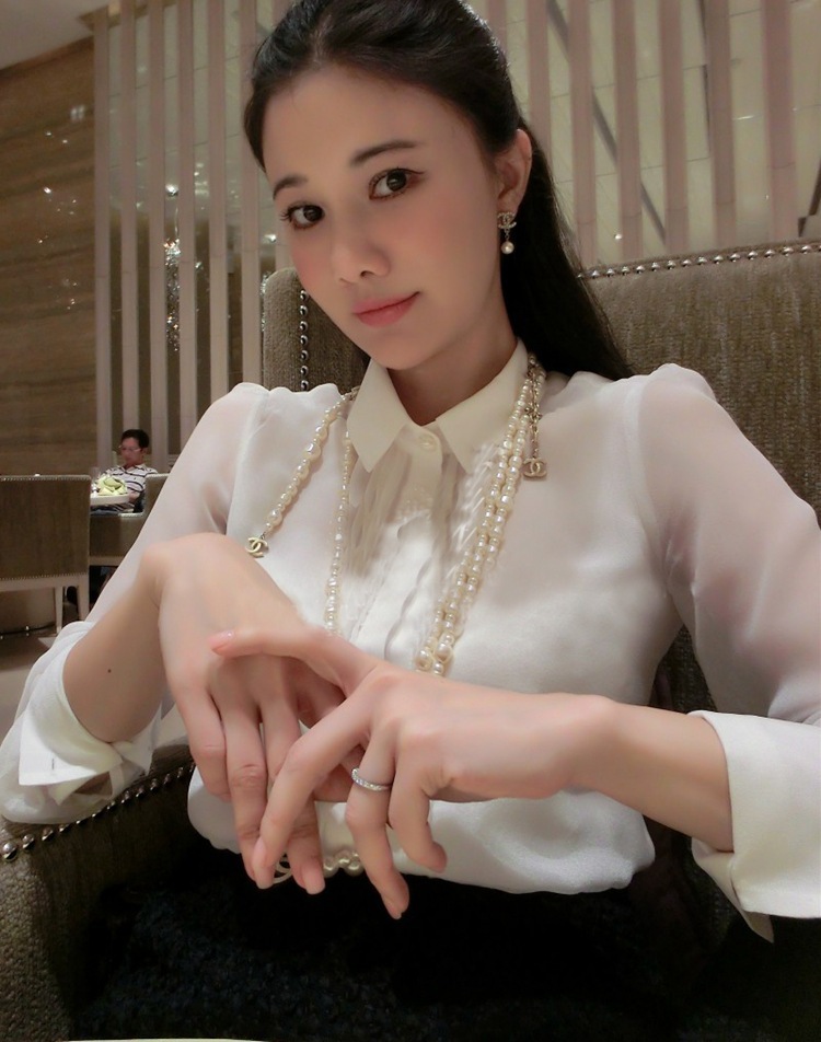 刘钰懿 2015春装新款气质白色真丝珍珠纽扣衬衣翻领长袖衬衫