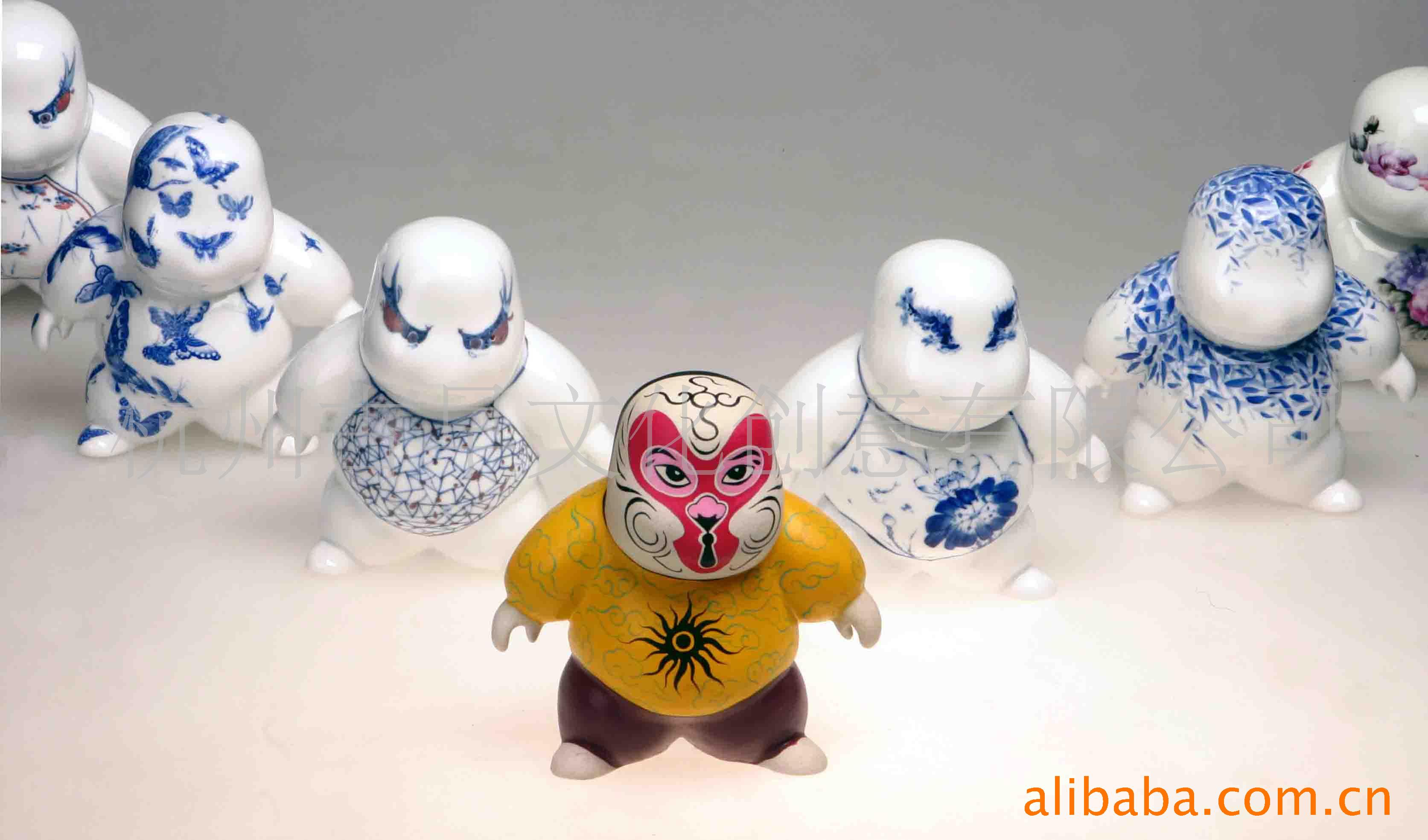 的胖娃娃与现代工业设计手法完美融合,创造出了壮壮人偶系列精品陶瓷